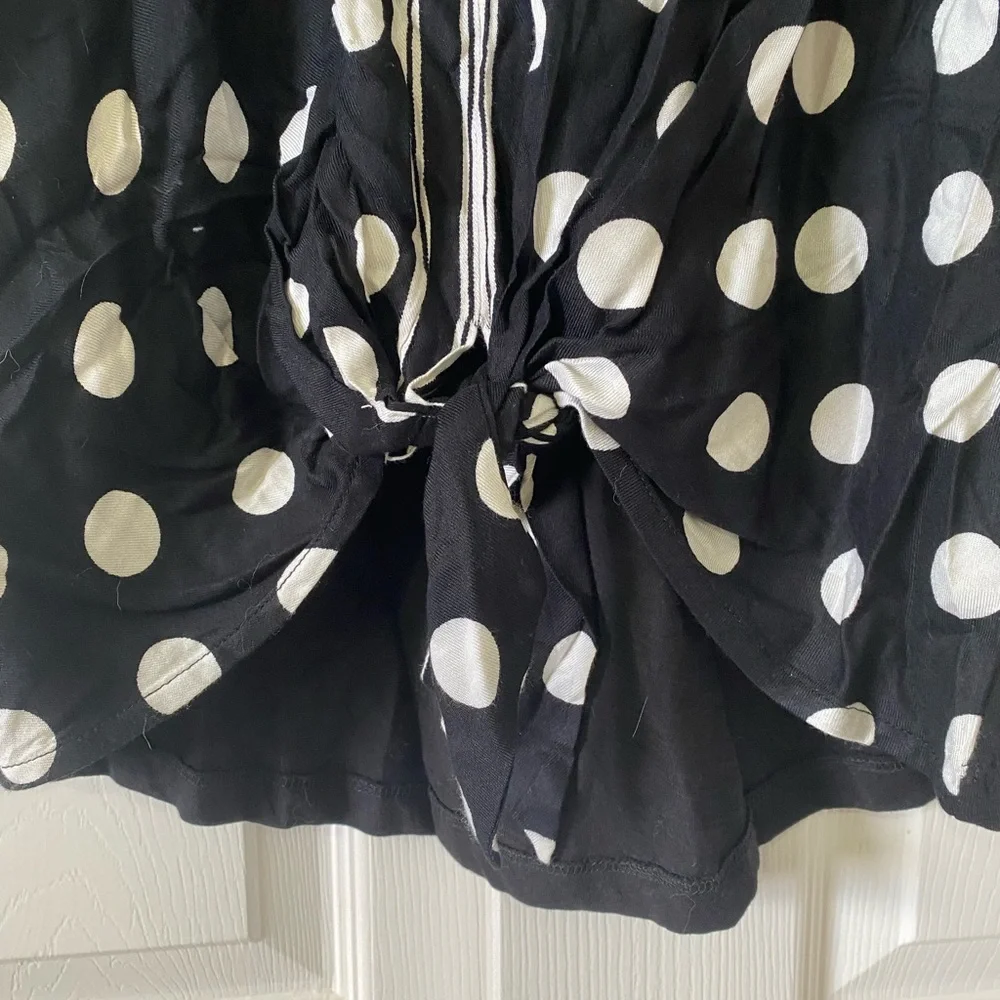 NWT Anthropolgie Akemi + Kin Knot Front Polka Dot V-Neck Tee - Picture 4 of 8